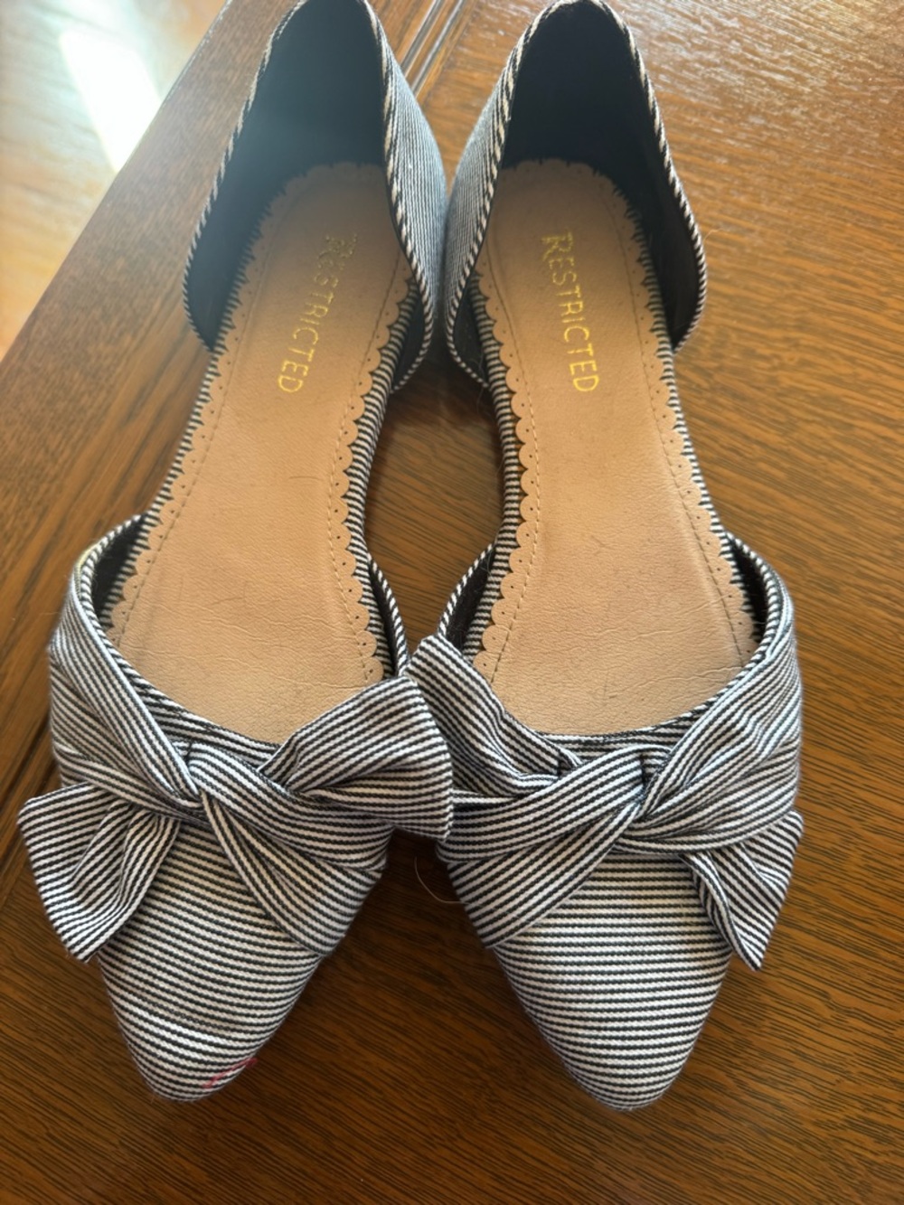Restricted Women's Black and White Striped Pointed-Toe Knot Flats Size 9.5